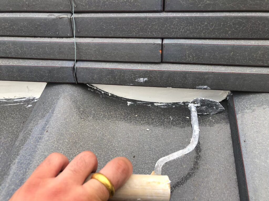 新しい漆喰の塗り直し中の様子