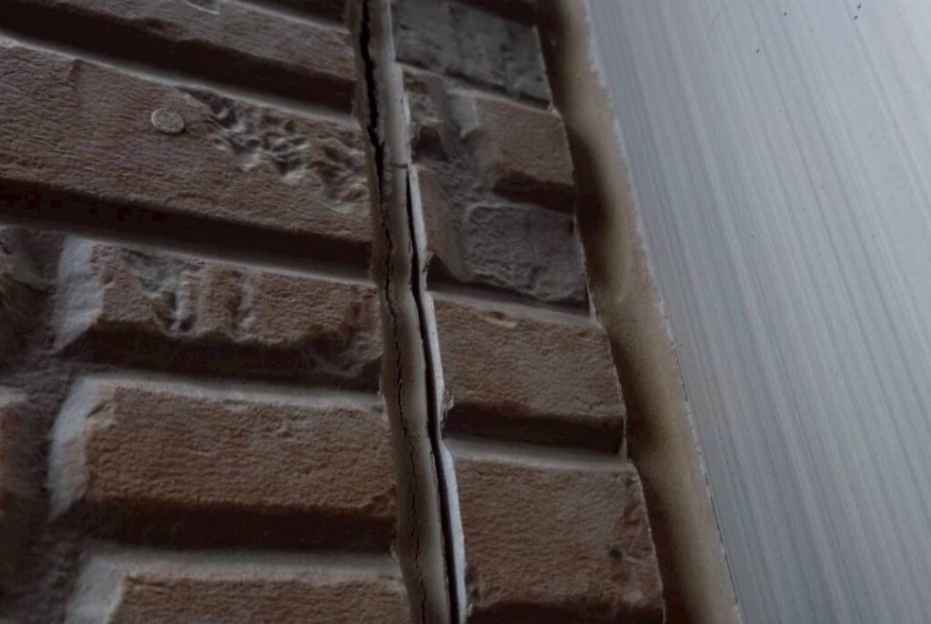 経年劣化によりコーキングが硬化し、ひび割れが確認できる様子