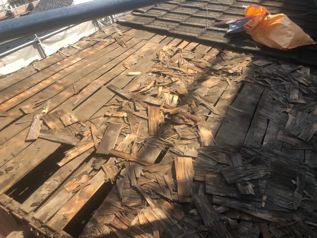 劣化した屋根の下地