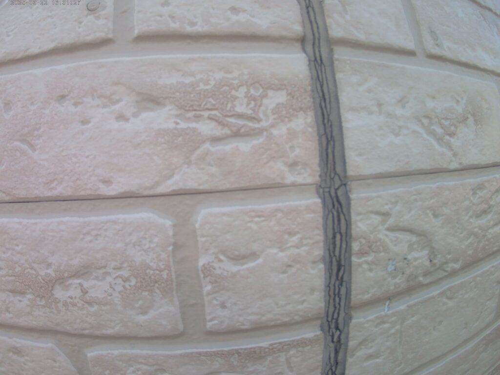 経年劣化によりコーキングが硬化し、ひび割れが確認できる様子