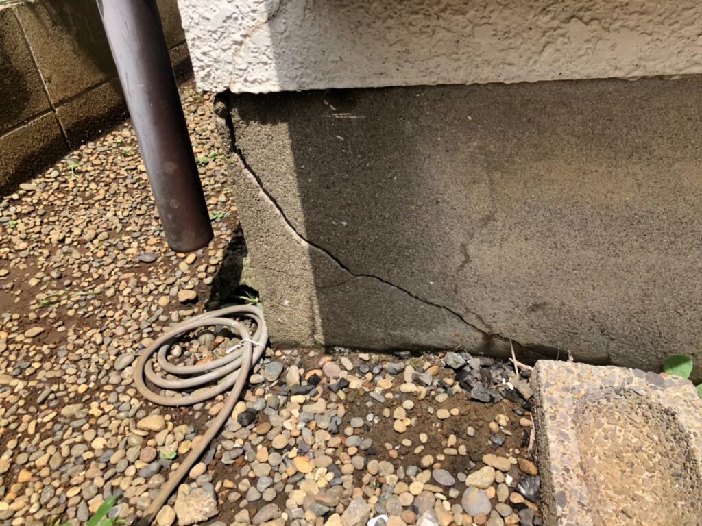 地震の影響により基礎表面にひび割れが広がり、劣化が進行している状況