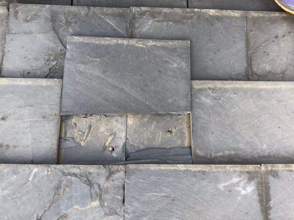 台風の影響により屋根材が割れており、雨水が侵入しやすい状態