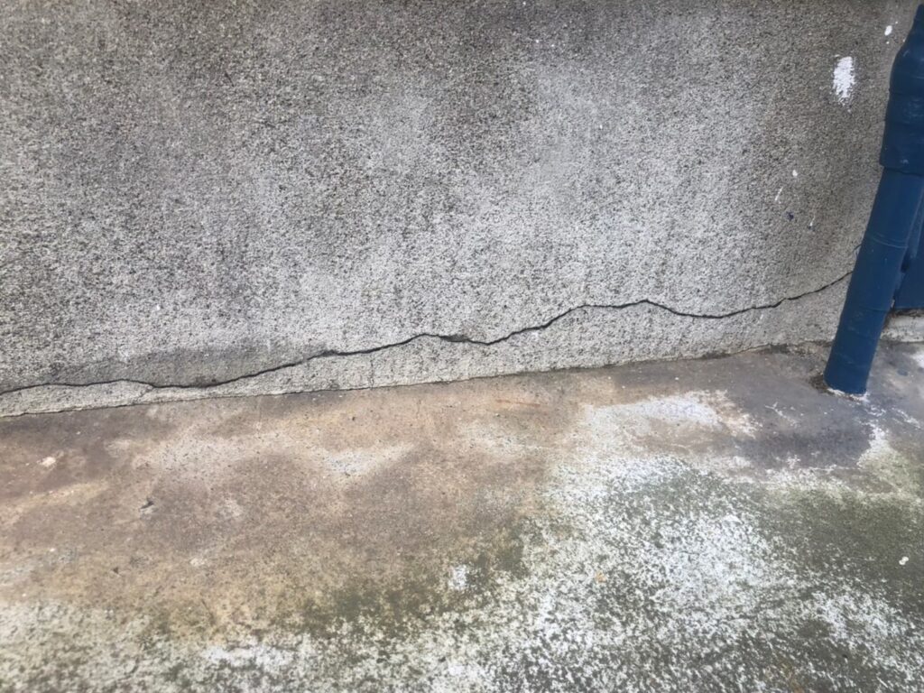 地震の影響により基礎表面にひび割れが広がり、劣化が進行している状況
