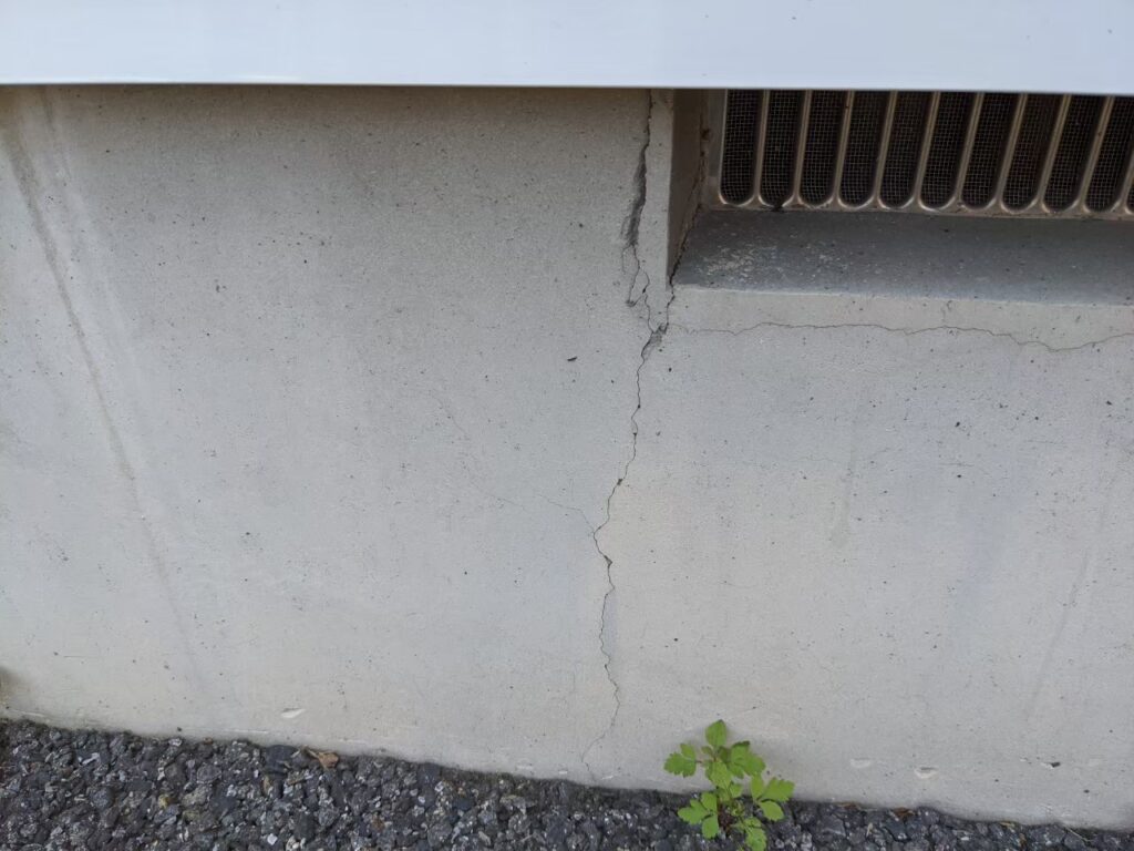 地震の影響により基礎表面にひび割れが広がり、劣化が進行している状況