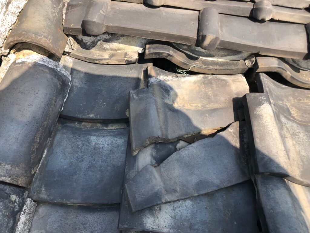 台風の影響により屋根材が割れており、雨水が侵入しやすい状態