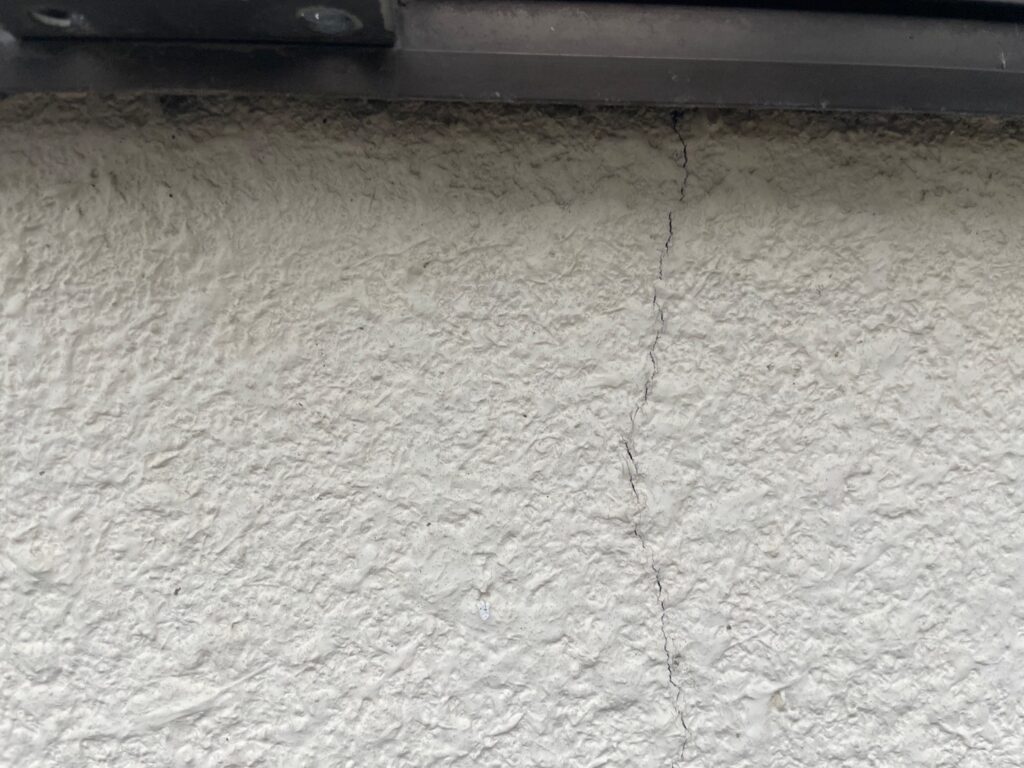 地震の影響により外壁表面にひび割れが発生し、防水性能が低下している状態