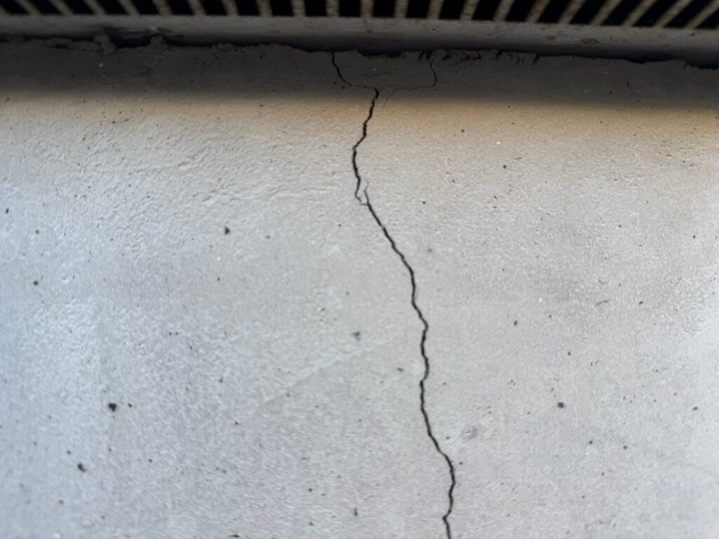 地震の影響により基礎表面にひび割れが広がり、劣化が進行している状況