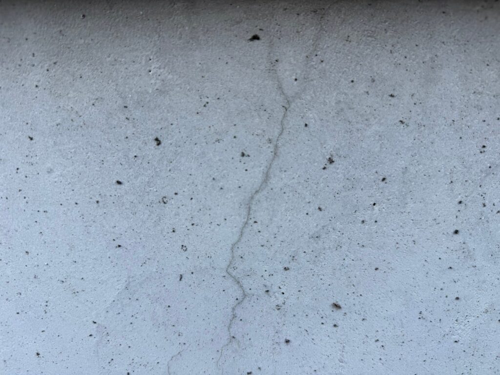 地震の影響により基礎表面にひび割れが広がり、劣化が進行している状況