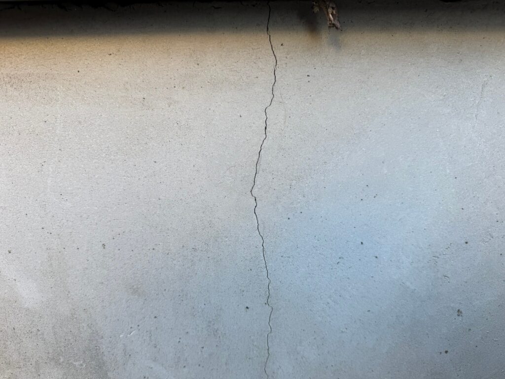 地震の影響により基礎表面にひび割れが広がり、劣化が進行している状況