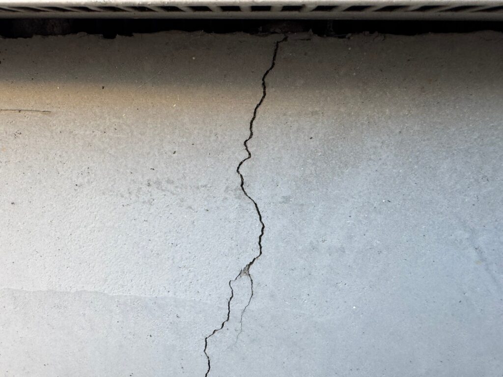 地震の影響により基礎表面にひび割れが広がり、劣化が進行している状況