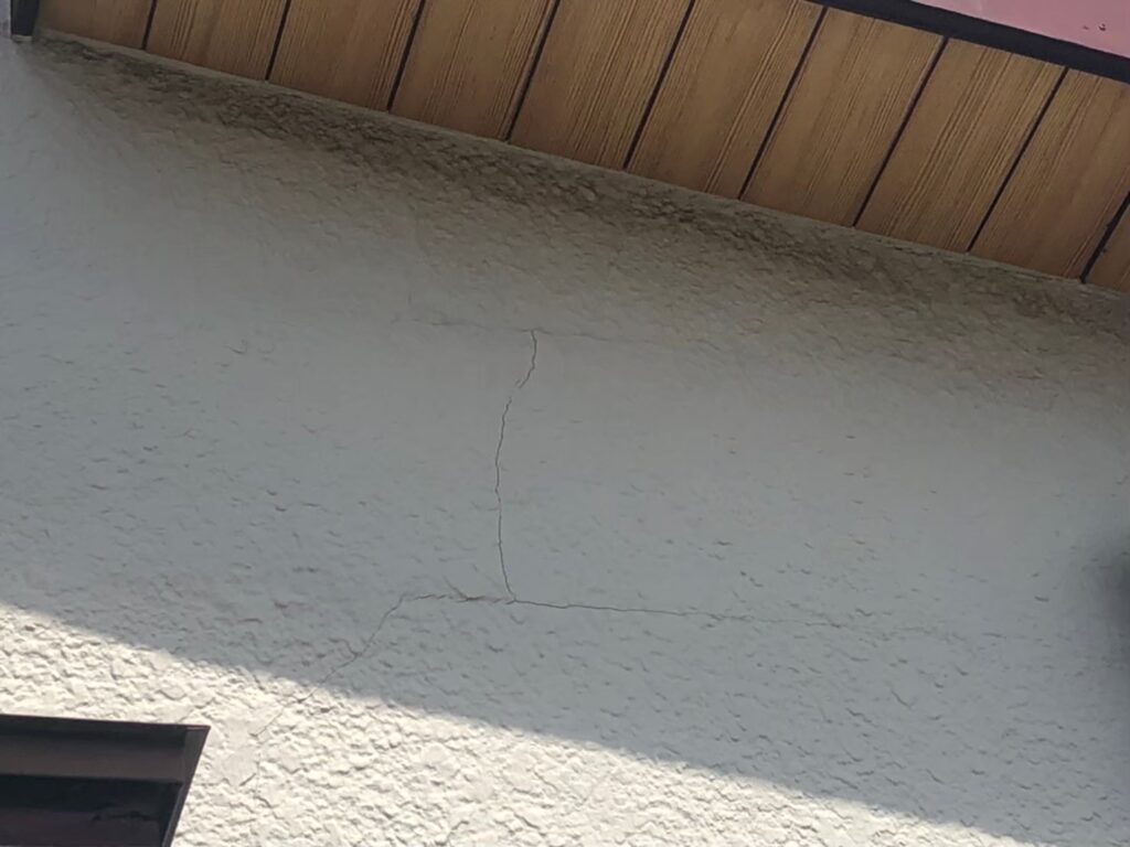 地震の影響により屋根瓦が浮いている状態