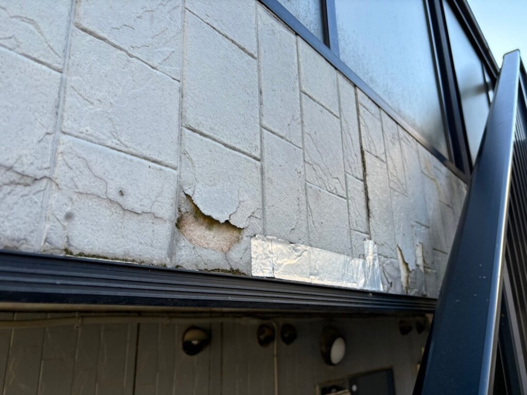 塗膜の剥離が広がった外壁の損傷。放置すると雨漏りに発展