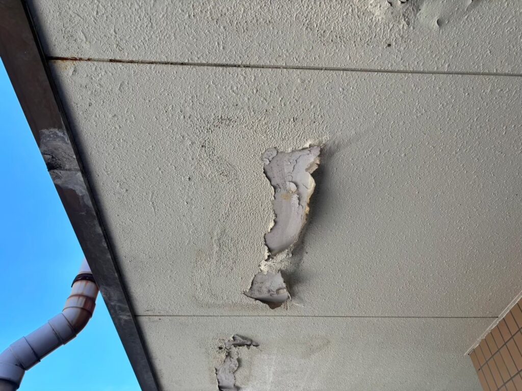 湿気や雨水の影響で軒天が腐食し、剥がれが発生している状態