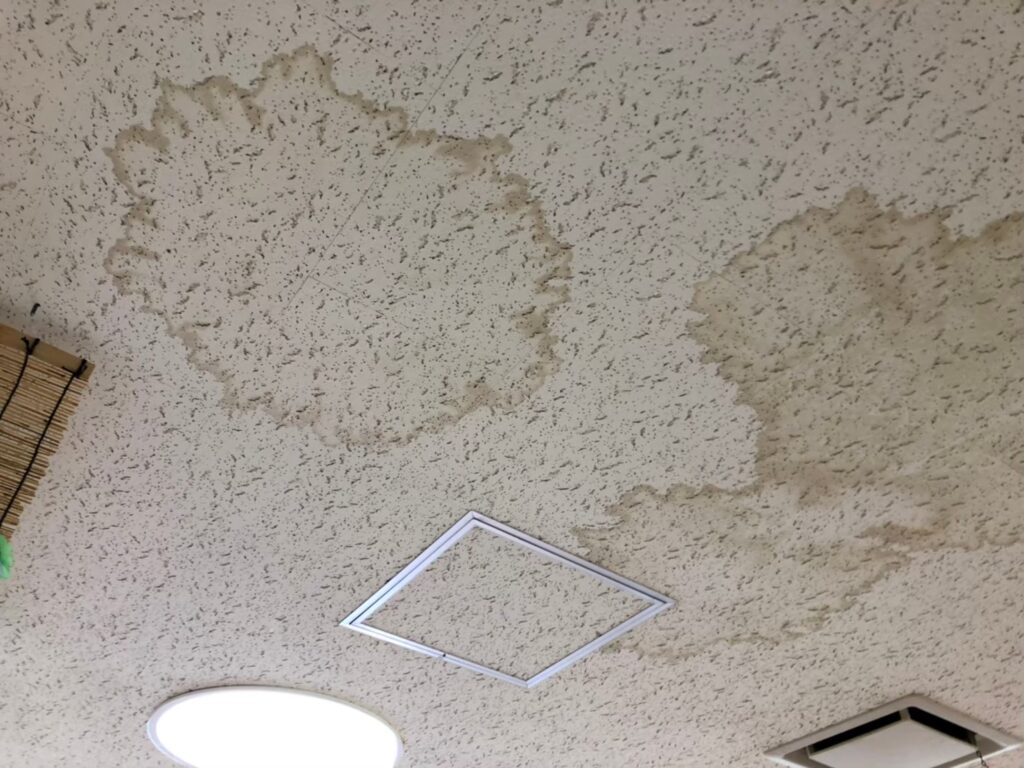 室内の天井に雨漏りでシミが広がっている状態