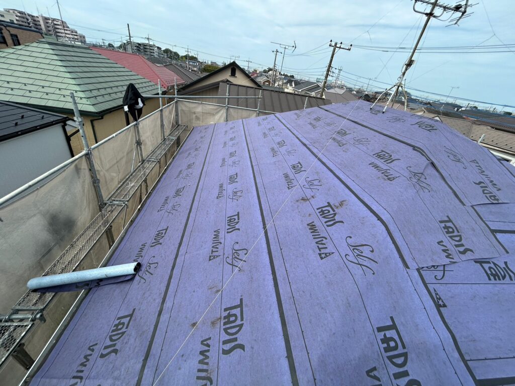 防水シートの施工中の様子