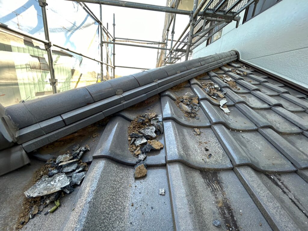 漆喰の撤去作業中の様子