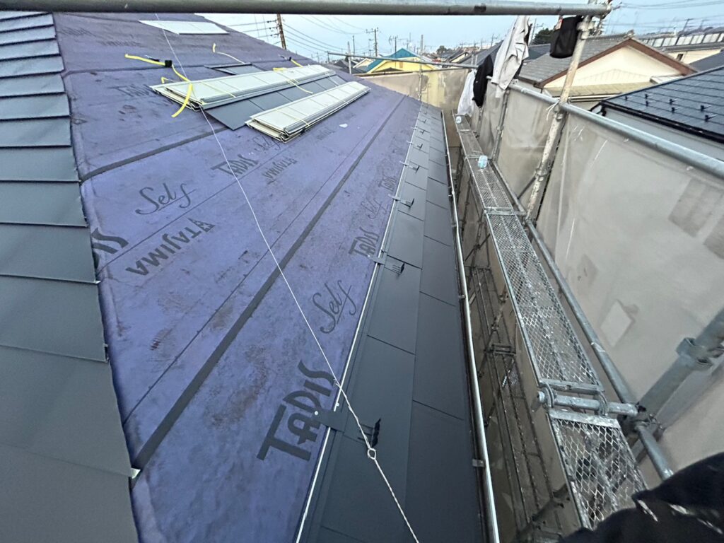 新しい屋根材の設置中の様子