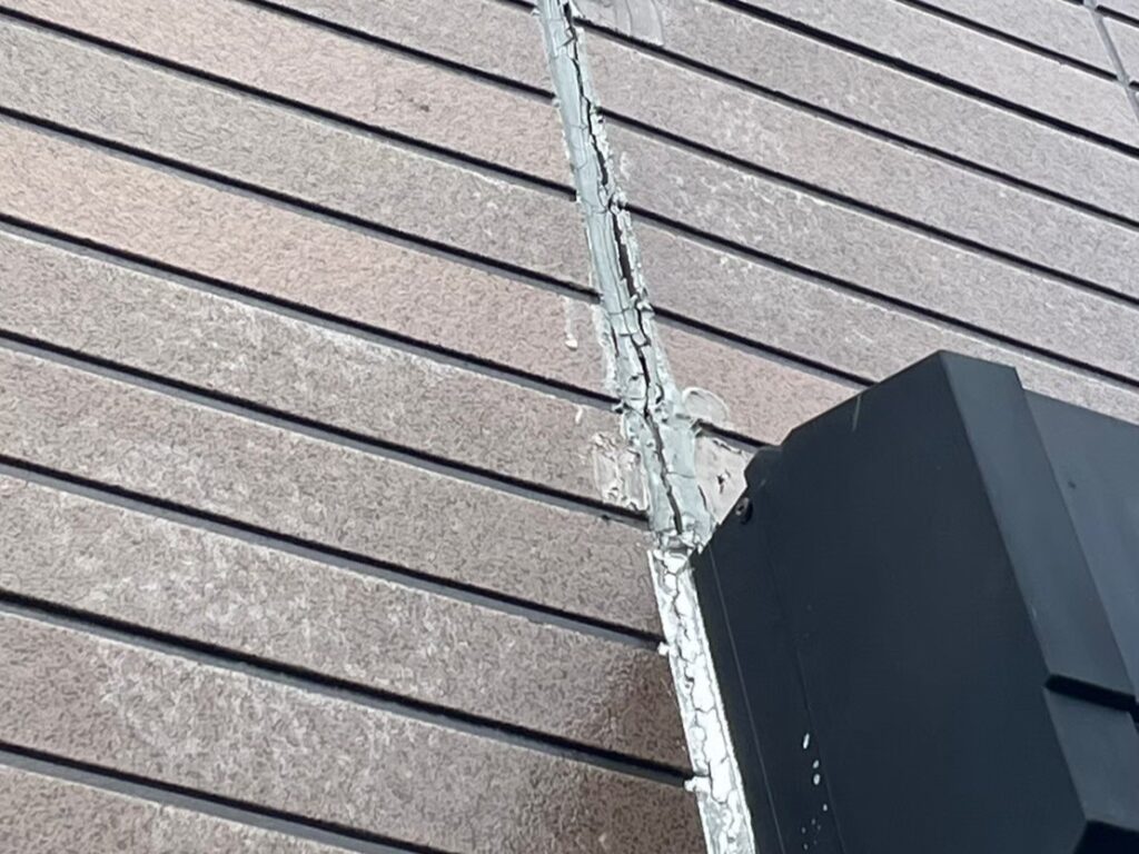 川口市で外壁コーキングの割れを放置して起こった内部劣化事例…