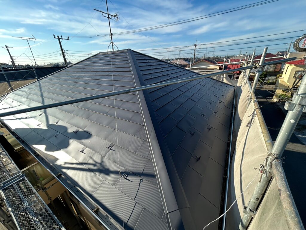 【春日部市の施工事例】屋根カバー工法工事｜現場写真で見る施…