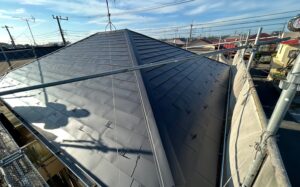 【春日部市の施工事例】屋根カバー工法工事｜現場写真で見る施工のポイント