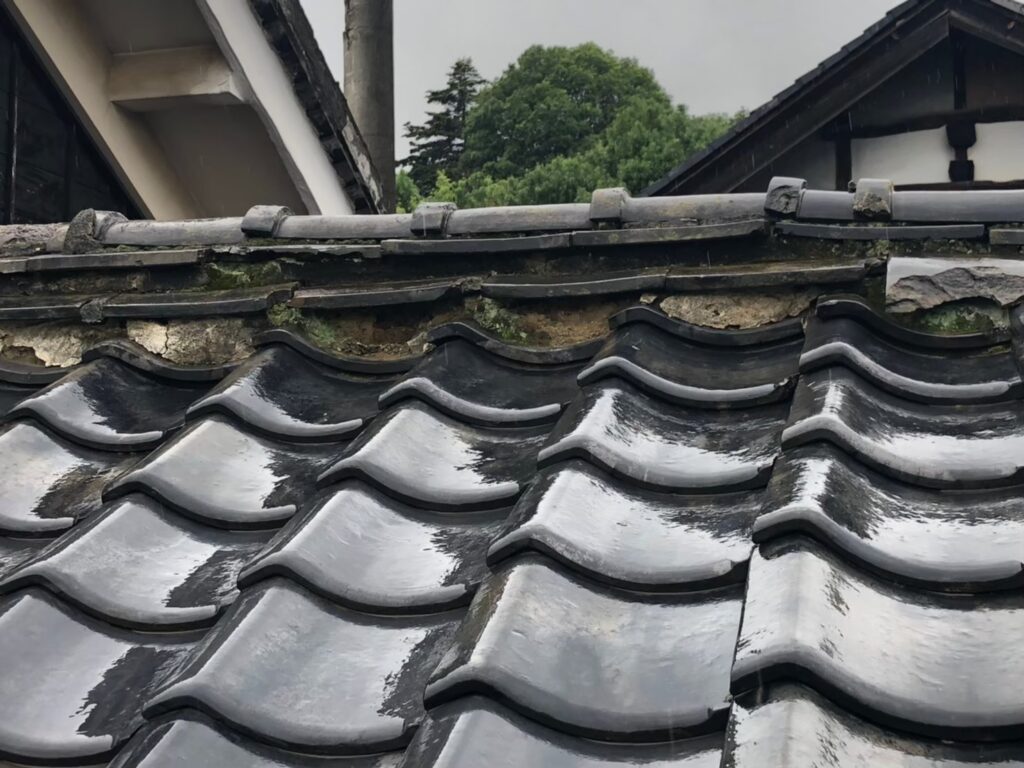 棟部分の漆喰が崩れて飛散し、内部が露出している状態