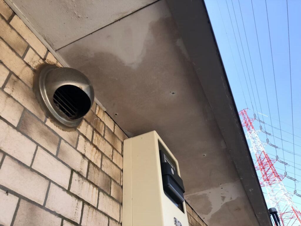 雨漏りによる水分で軒天に茶色い雨染みが生じている状態