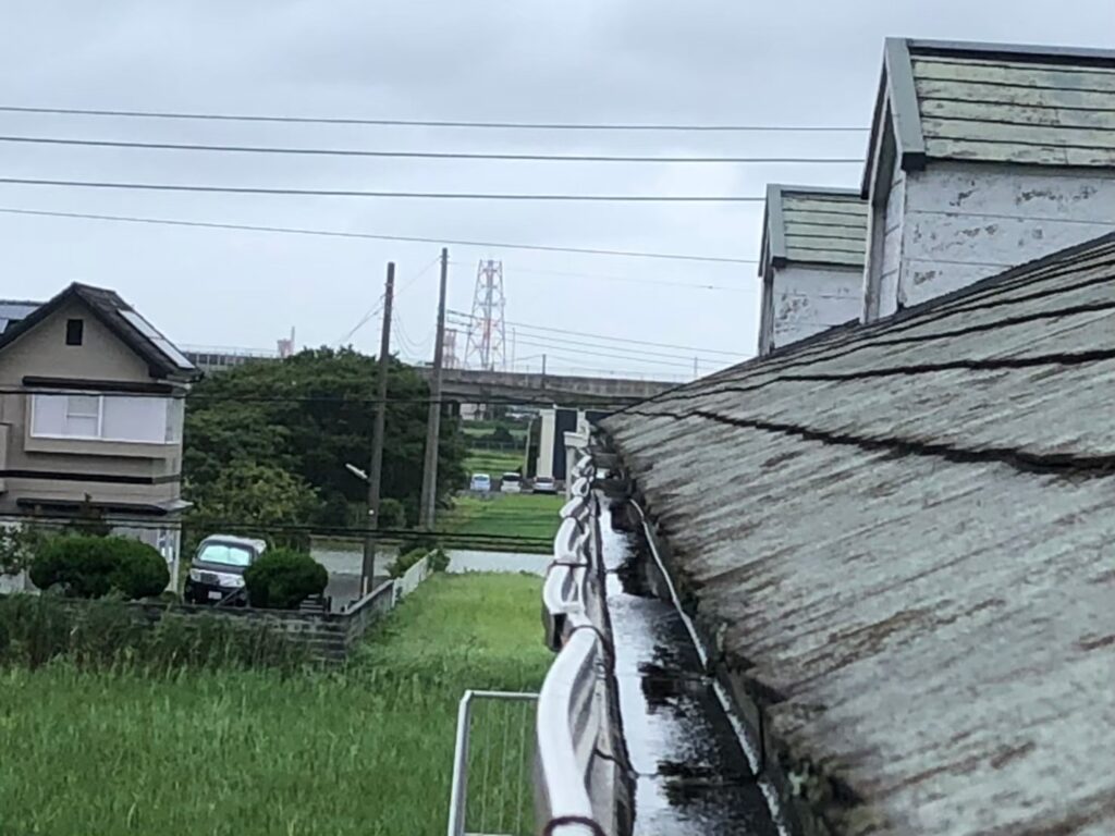 強風の影響により雨樋が大きく歪んでいる状態