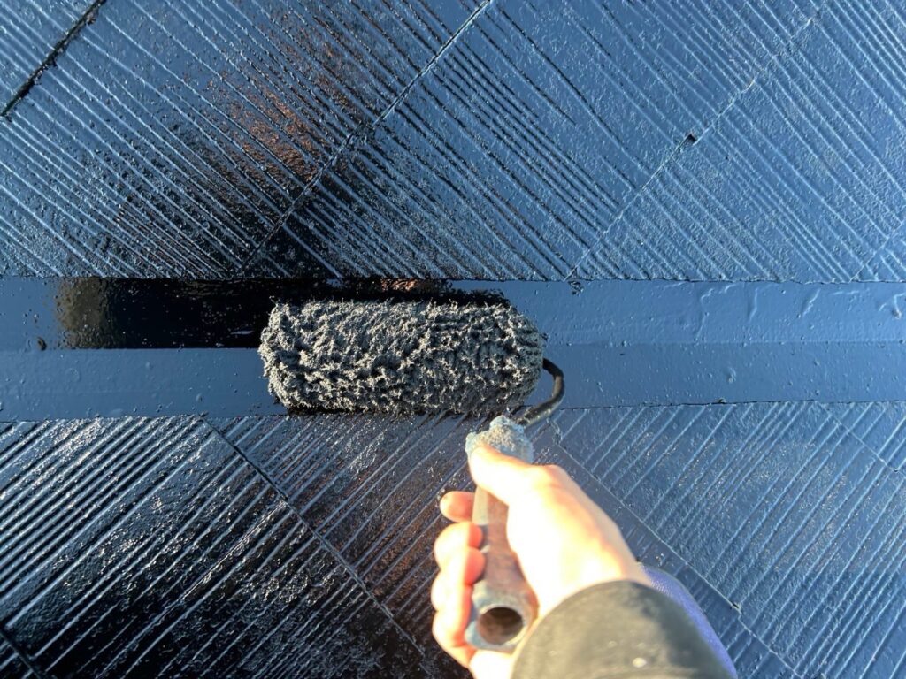 屋根塗装中の様子