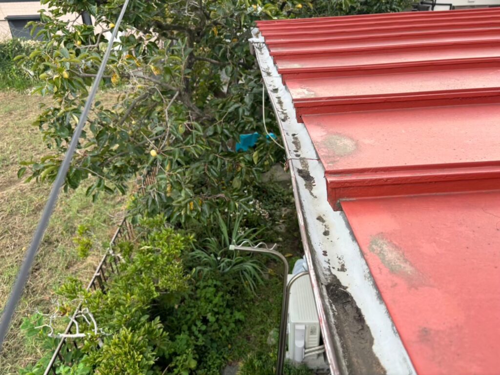 強風の影響により雨樋が歪んでいる状態