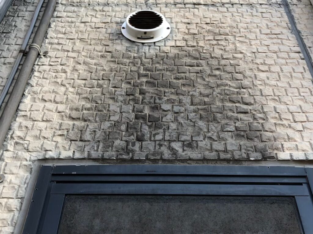 経年劣化により外壁に黒ずみ汚れが付着している状態