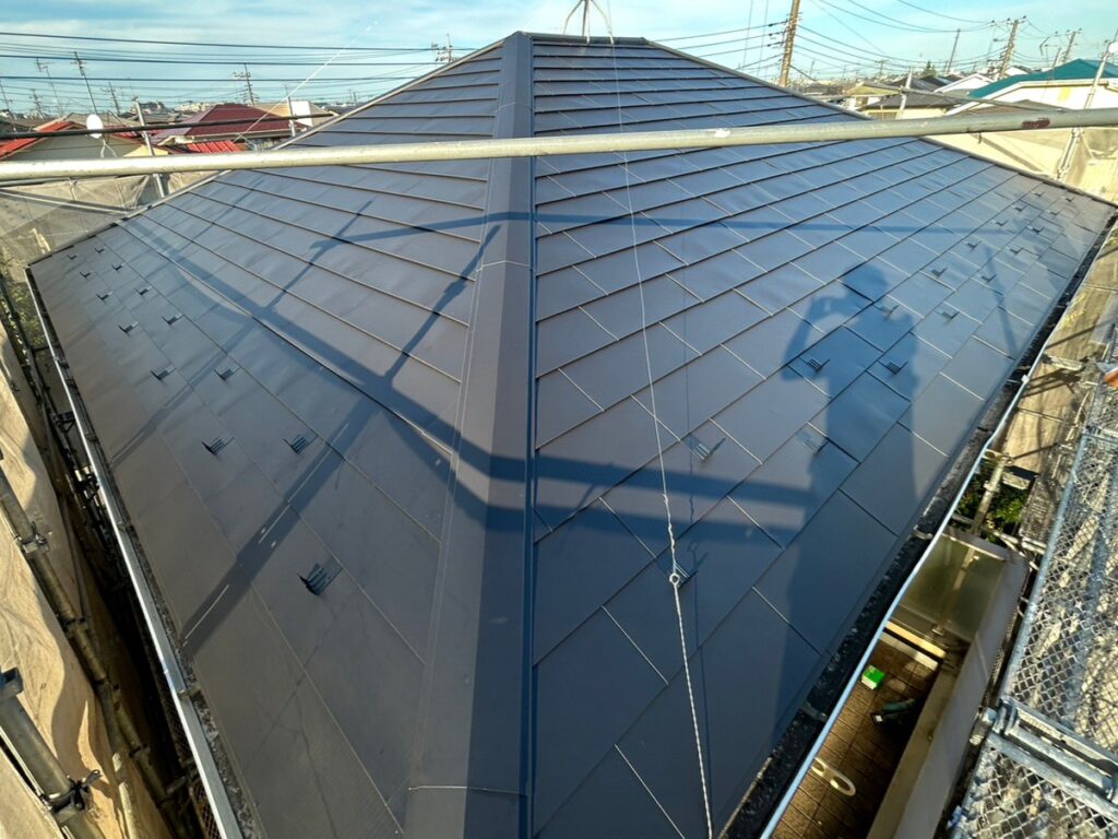 屋根カバー工法後の全景写真