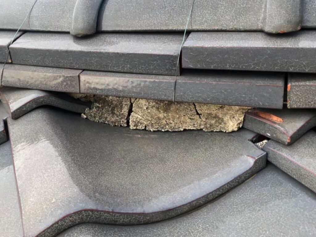 さいたま市で漆喰工事を検討中の方へ　瓦屋根の漆喰剥がれが雨漏りを招く仕組みと耐久性を高める補修方法