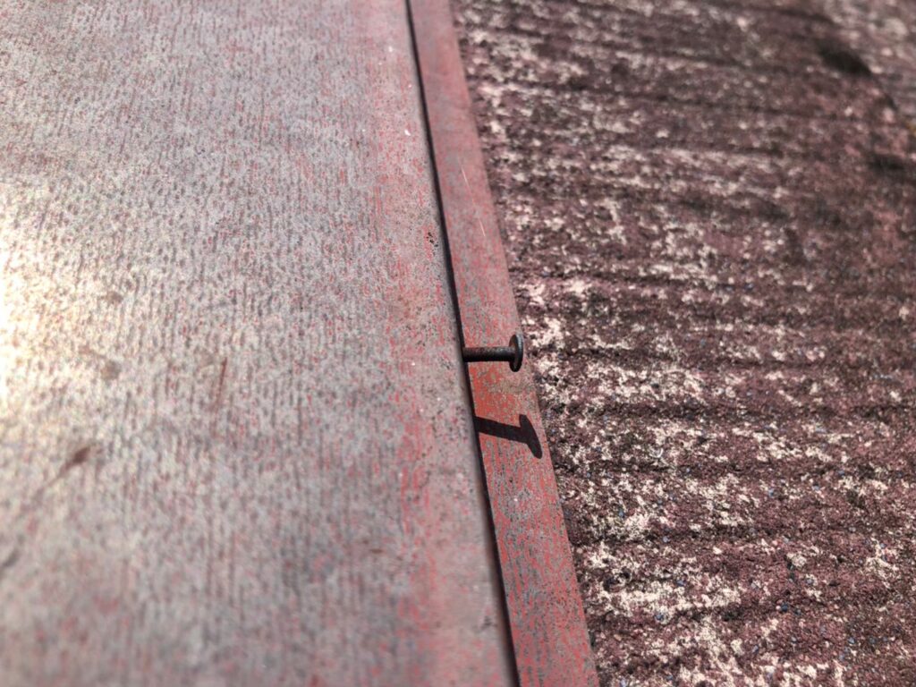 さいたま市で台風後に多発した棟板金の浮き・飛散被害なぜ被害が外から見えにくいのかを専門的に解説し緊急点検が必要な3つの症状をわかりやすく紹介