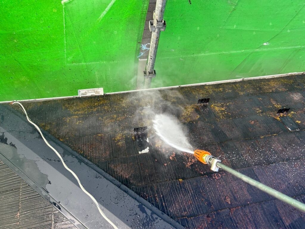 屋根高圧洗浄作業中の様子