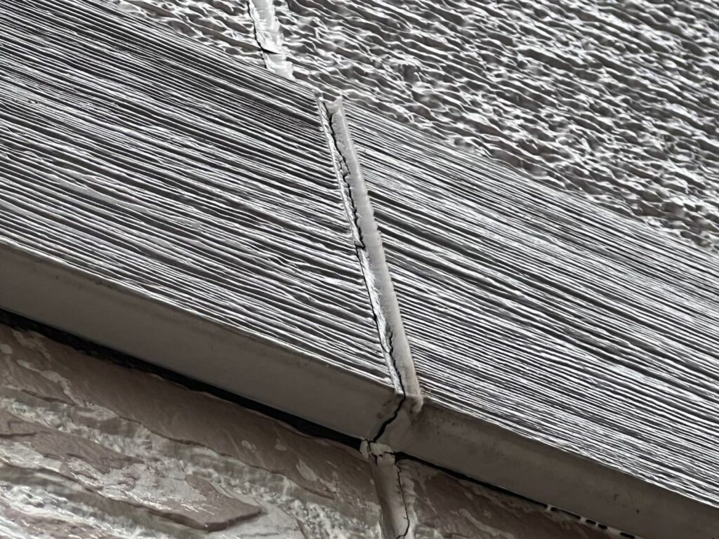 経年劣化によりコーキングが硬化し、ひび割れが確認できる様子