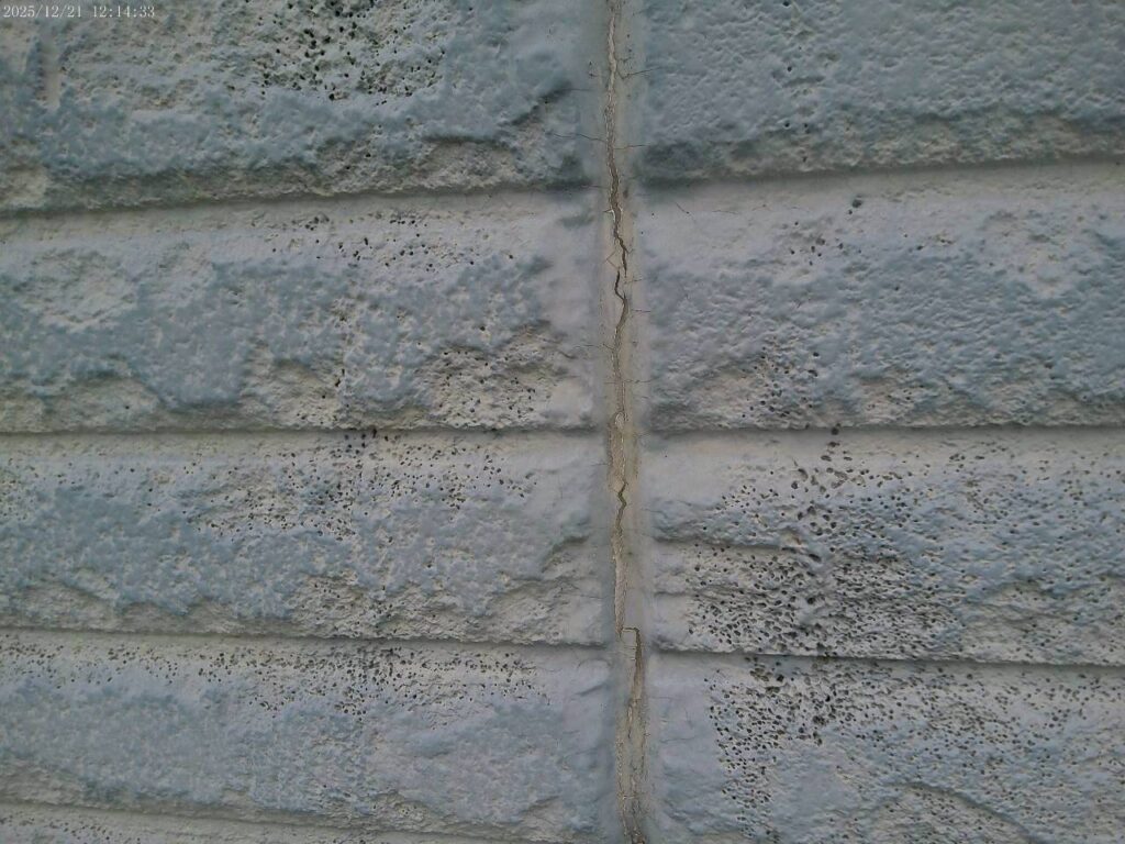 経年劣化によりコーキングが硬化し、ひび割れが確認できる様子