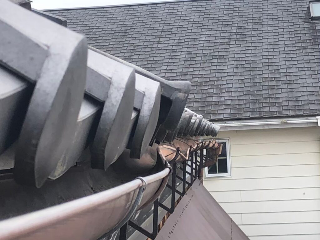 川越・ふじみ野で注意したい雨樋の排水能力低下　軒樋の勾配ズレが家の基礎に影響する“二次被害”と早期修繕の重要性