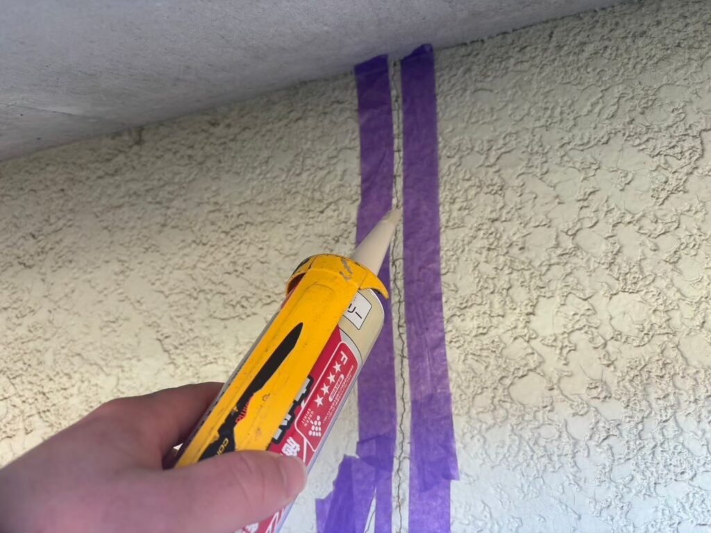 コーキング打ち換え作業中の様子