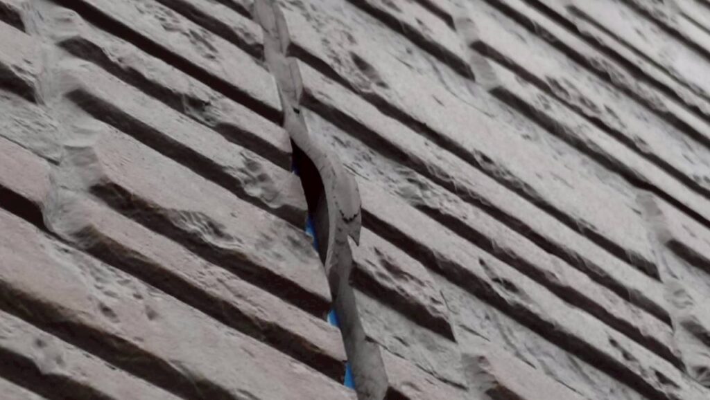 経年劣化によりコーキングが硬化し、浮いている状態