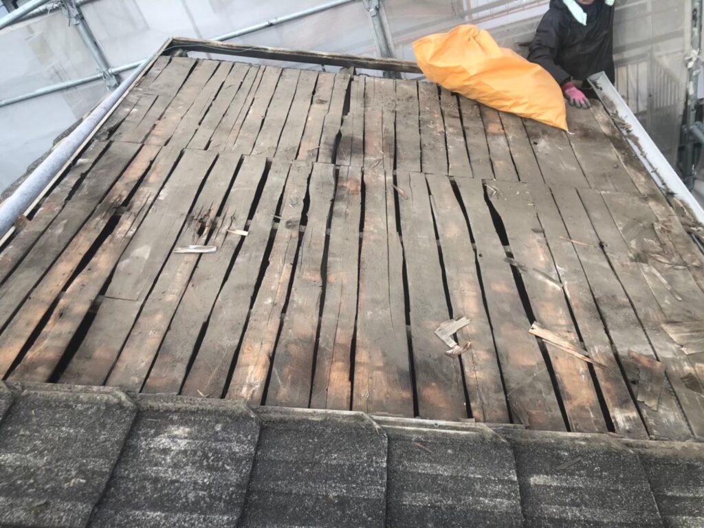 既存瓦の撤去作業中の様子