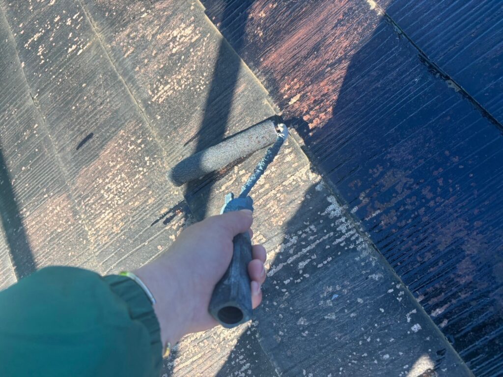 屋根塗装中の様子