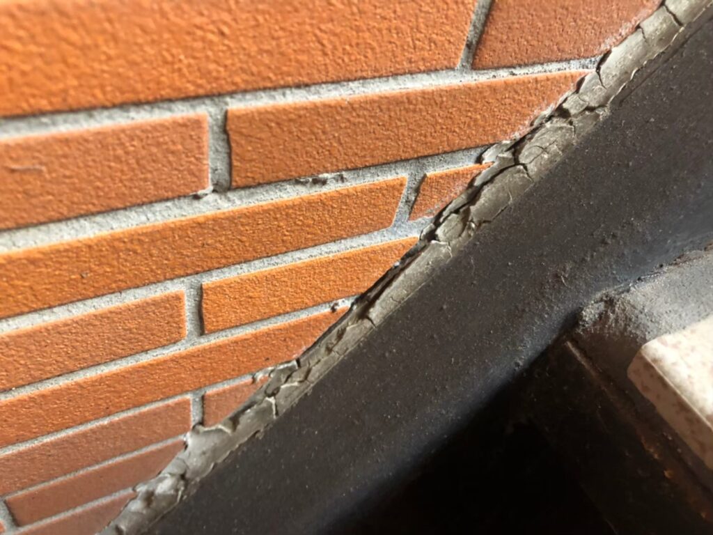 経年劣化によりコーキングが硬化し、ひび割れしている状態