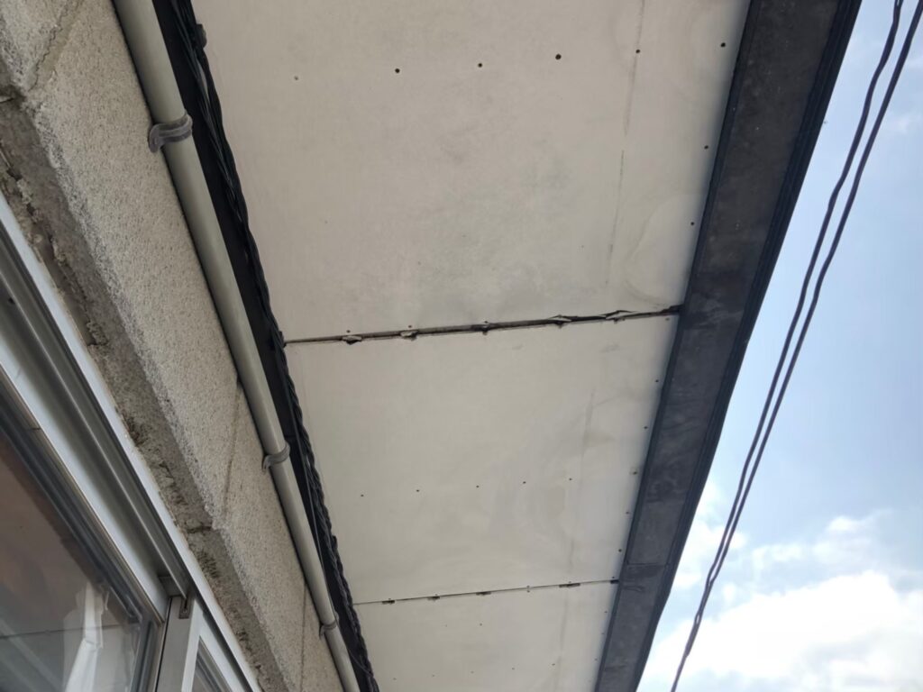 所沢市で軒天に黒い汚れが出てきたら要注意　初めての補修で後…