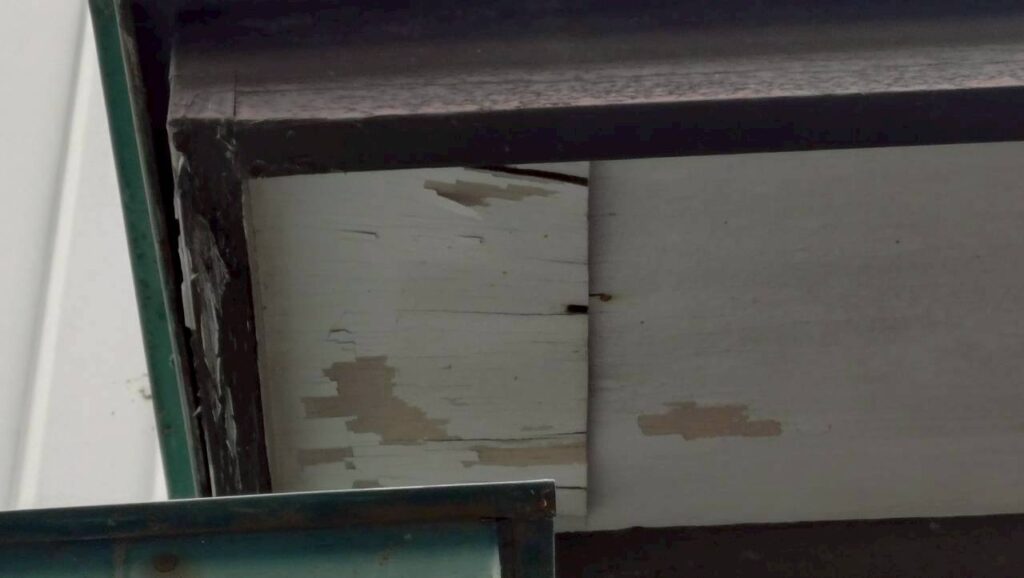 軒天が浮き上がり、下地との間に隙間が生じている状態