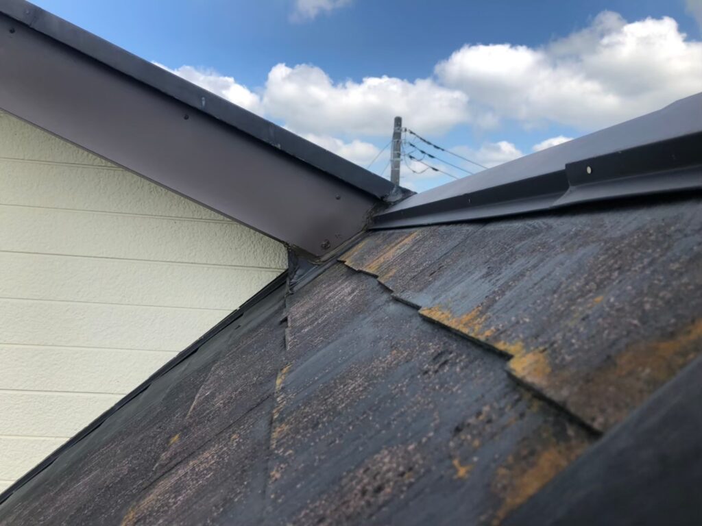 棟板金が浮き上がり、屋根材との間に隙間ができている様子