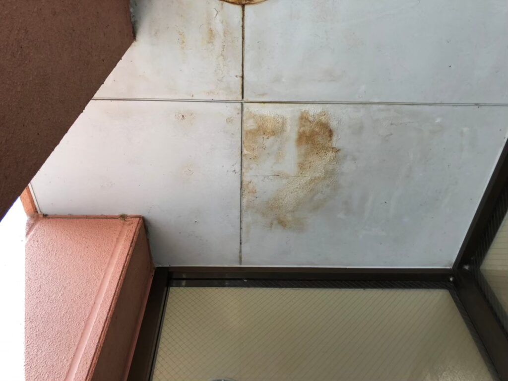室内の天井に雨漏りでシミが広がっている状態