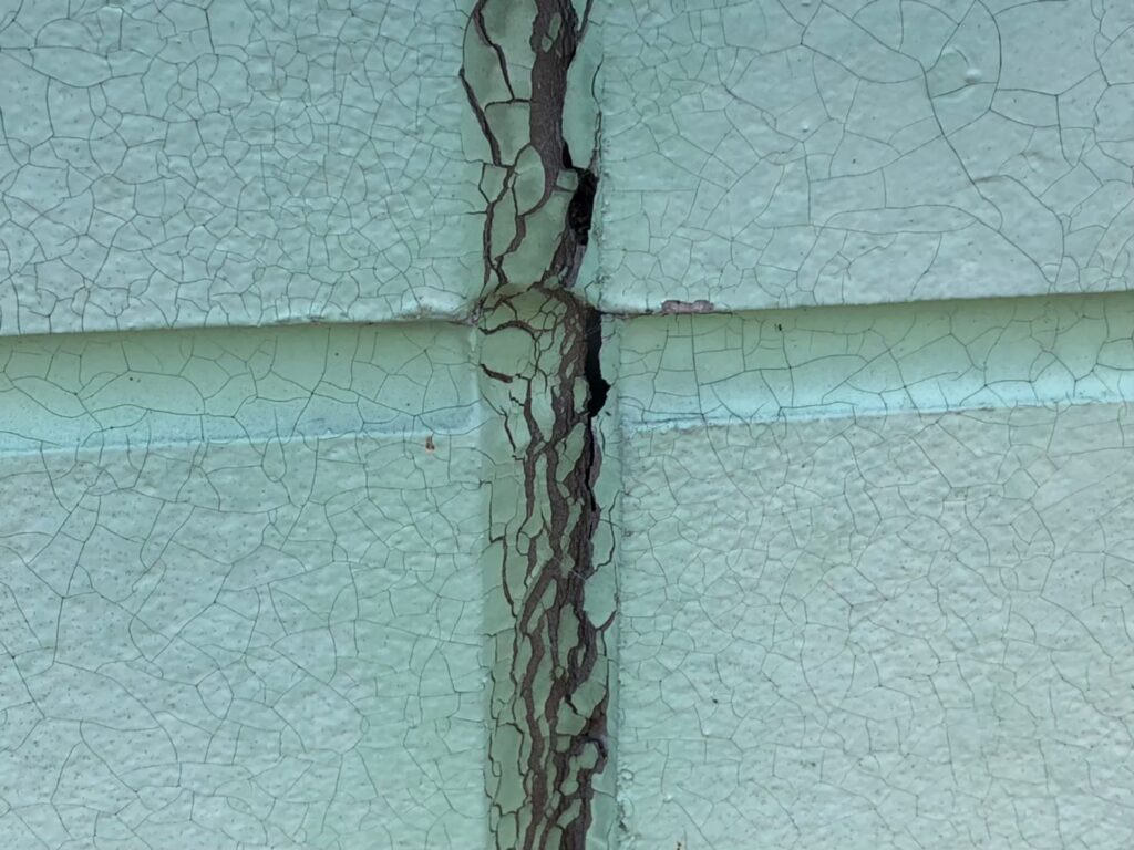 経年劣化によりコーキングが硬化し、ひび割れしている状態