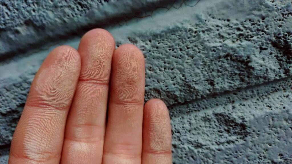 外壁表面にチョーキングが発生し白い粉が付着している状態