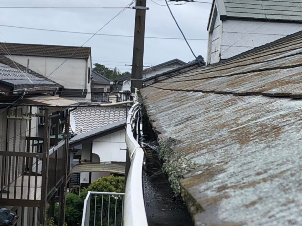 強風の影響により雨樋が大きく歪んでいる状態