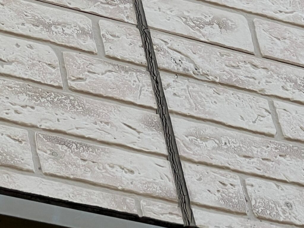 経年劣化によりコーキングが硬化し、ひび割れが確認できる様子